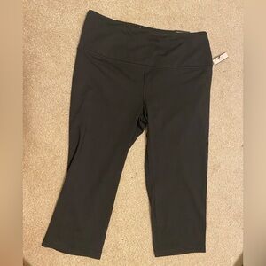 NWT VS Knockout Cropped Mid Rise Leggings